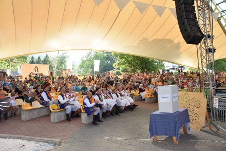 Czwarty dzień 58. Tygodnia Kultury Beskidzkiej - widownia w wiślańskimk amfiteatrze